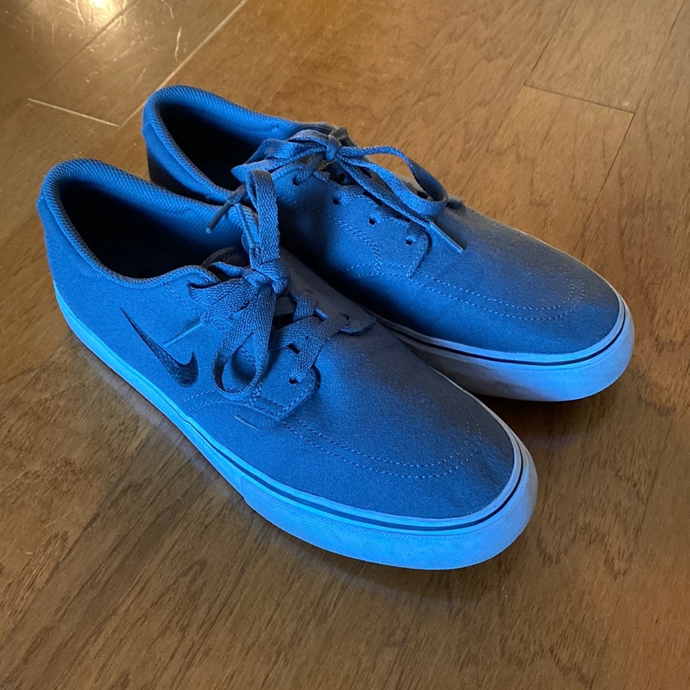 Nike men’s casual tennis shoes 🌊🌊